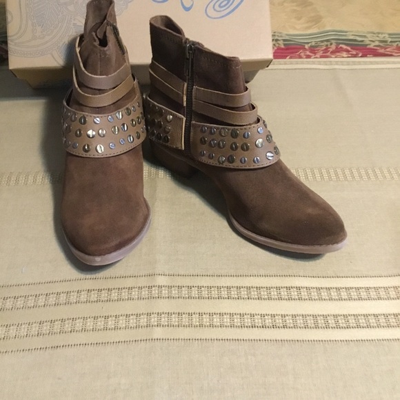 🌹HOST PICK🌹 NAUGHTY MONKEY CRIMSON TAN ANKLE BOOTS/ NWOT/ SIZE 8 - Picture 2 of 8